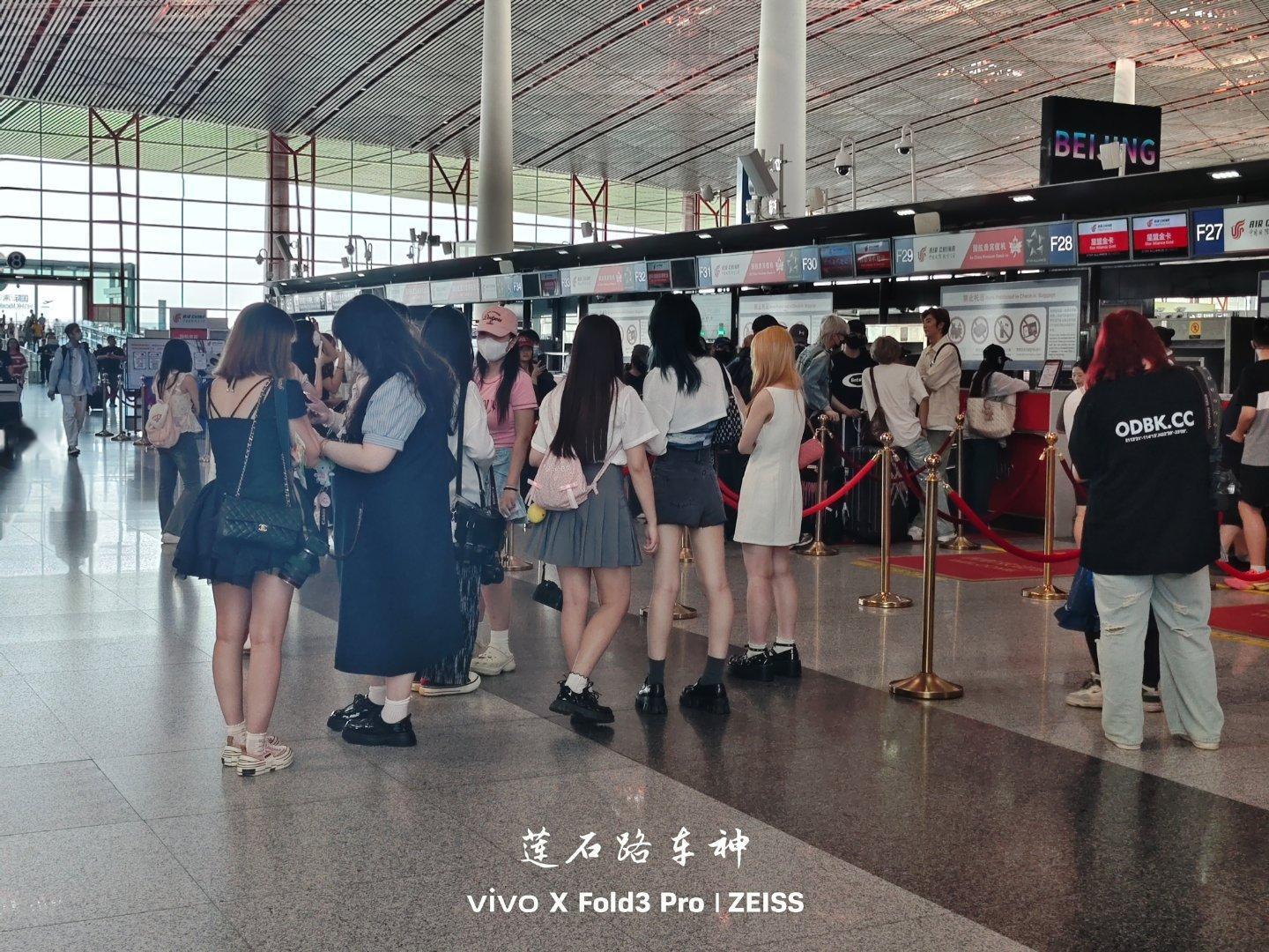 追星这帮姑娘学名叫啥来的？难得赶上这拨不爱戴口罩终于能看见脸了，你别说还真有几个