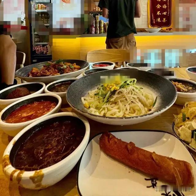 “一碗炸酱面引发的‘毒战’：生意抢不过，就下药？人性之恶，底线在哪？”

凌晨4