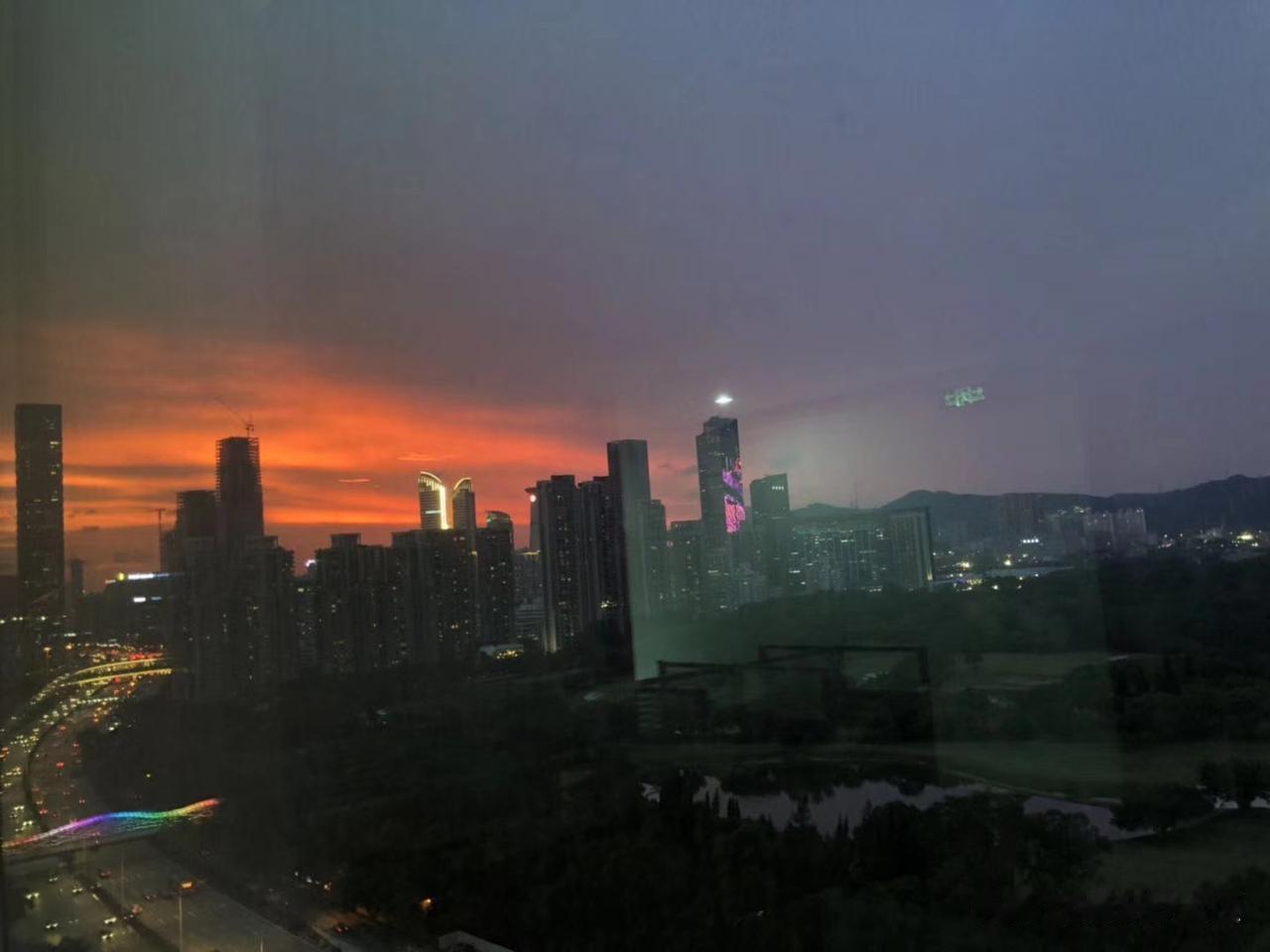一眼沦陷的神级美图这两张图是我18年，在深圳福田做销售时候拍的，没有加任何特效，