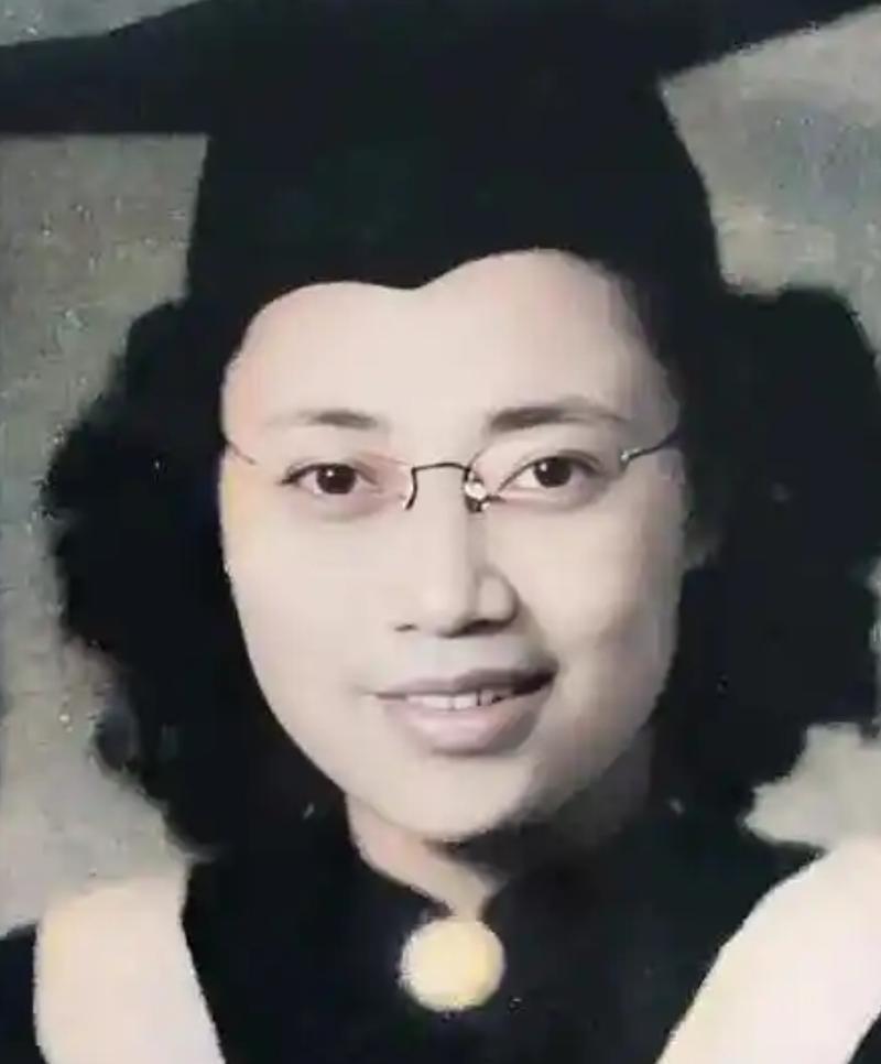 1950年，台湾一名女地下党在宿舍被捕，临走前祈求，让她拿件衣服，敌人轻蔑的答应