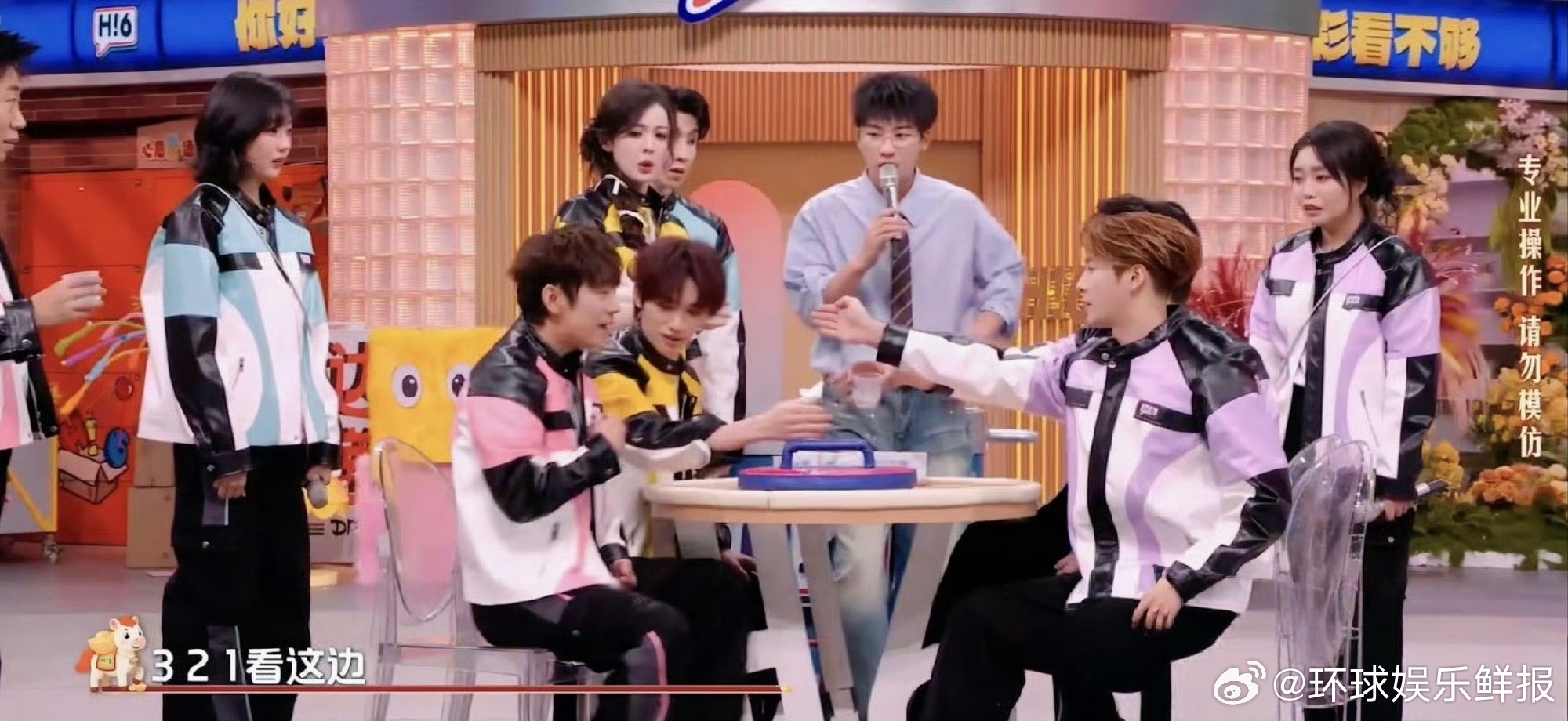 这局促不安的样子，真的不是偷偷干坏事被发现吗？太萌了陈飞宇好像做错事的小孩你好星