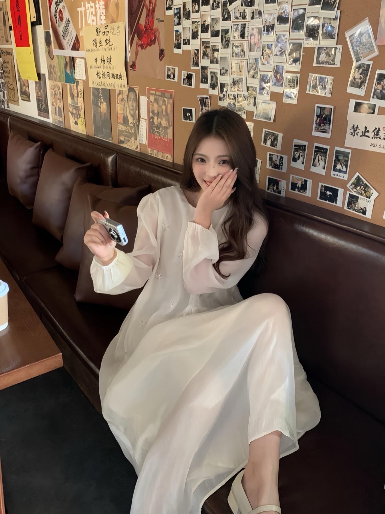 我遇见一个女孩 她笑起来太好看了 我想让她天天哭 所以我出现了