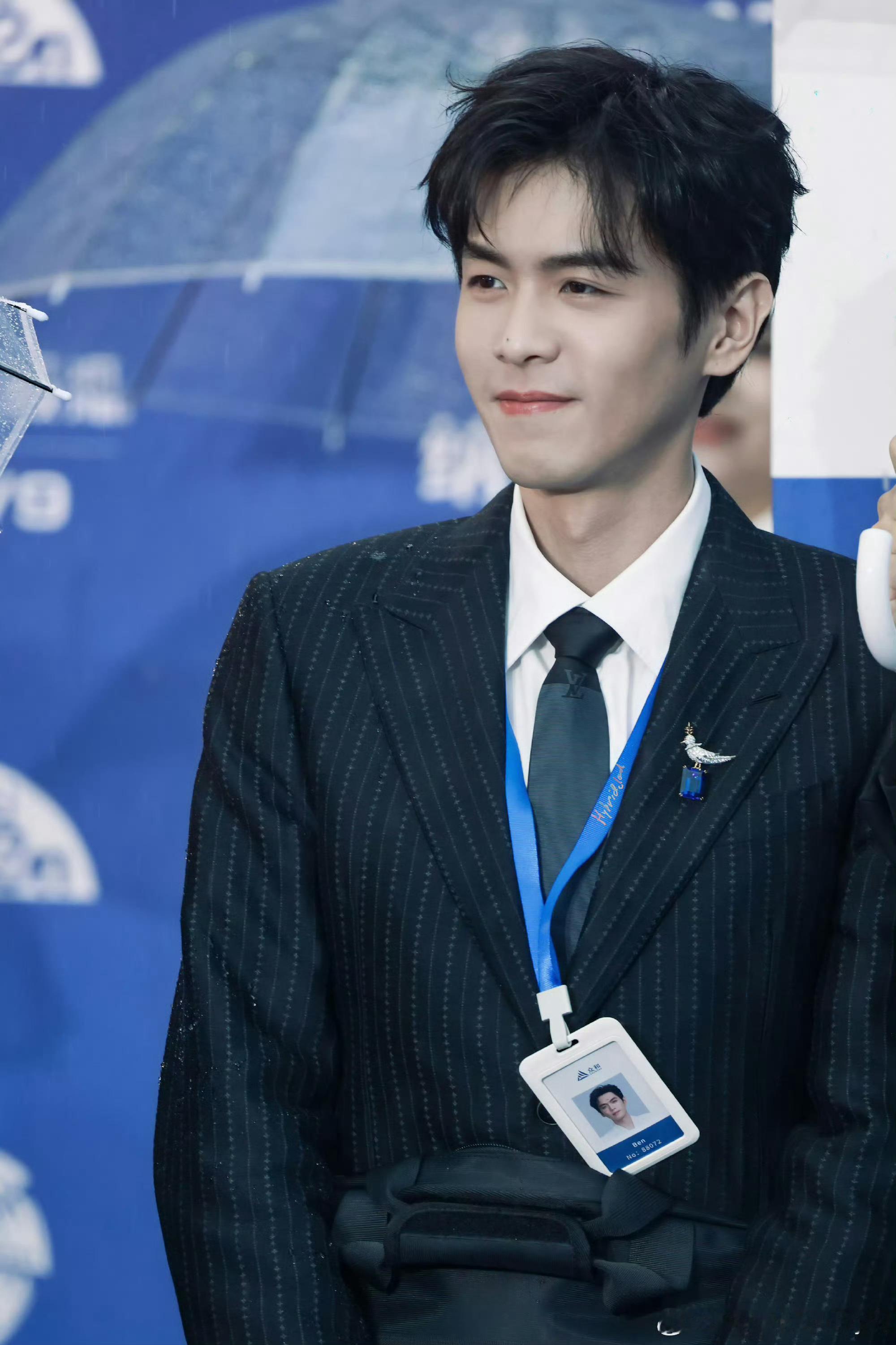 张若昀身边终于有会打伞的同事了名场面更新！张若昀告别被伞砸脸的无奈时刻，白客上线