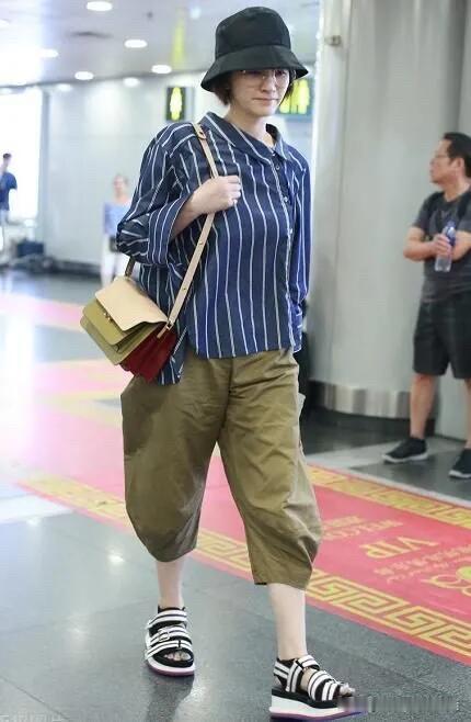 平时在网上大家吹捧的颜值很高的一个女明星，私底下很普通啊，看不出她到底哪里漂亮。