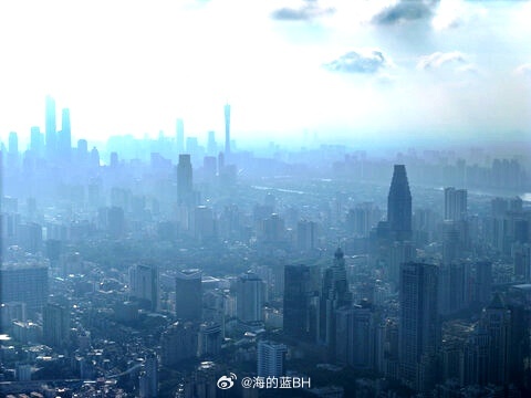 周星驰哽咽了云端打卡广州，雾锁珠江，城市静默矗立。短暂停留，只为奔赴生活与热爱。
