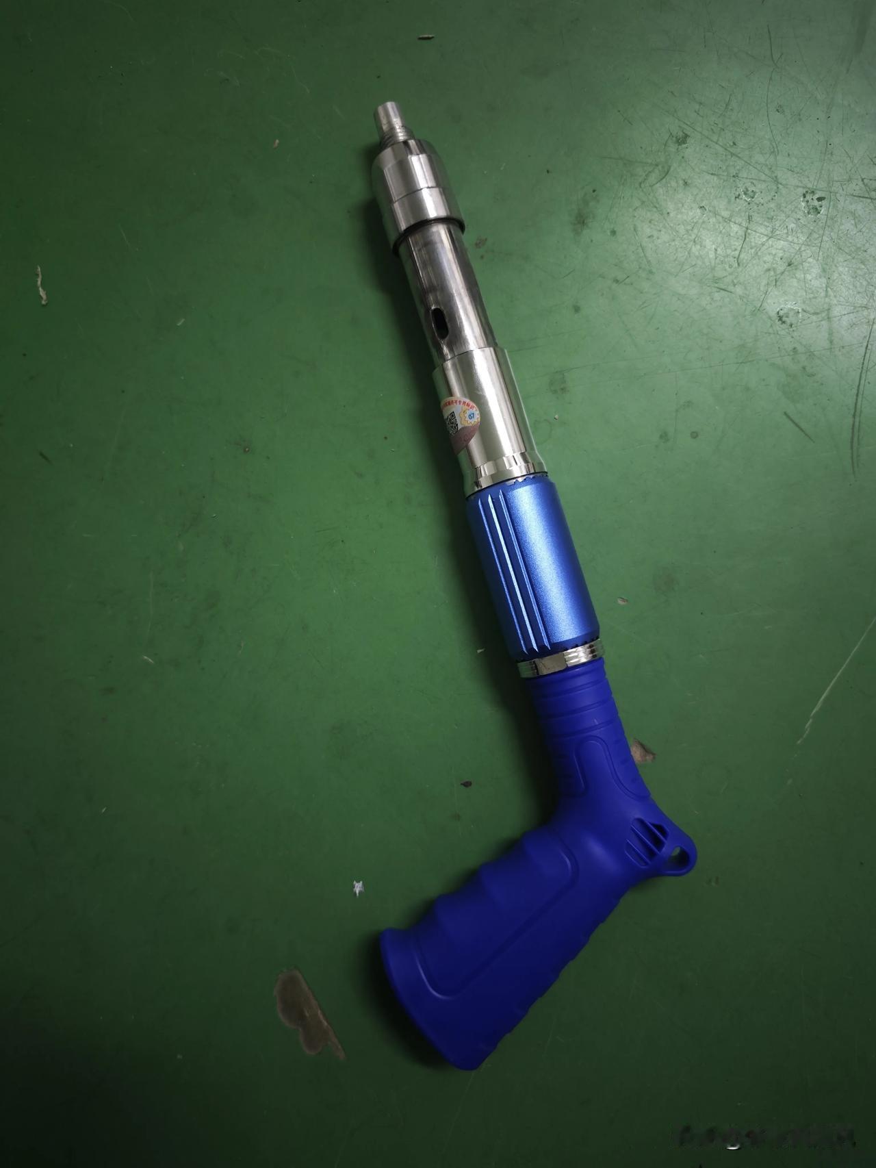 今天总算是把想买的东西让领导买了。那就是炮钉枪。

我是一个电工工作者，有时总是