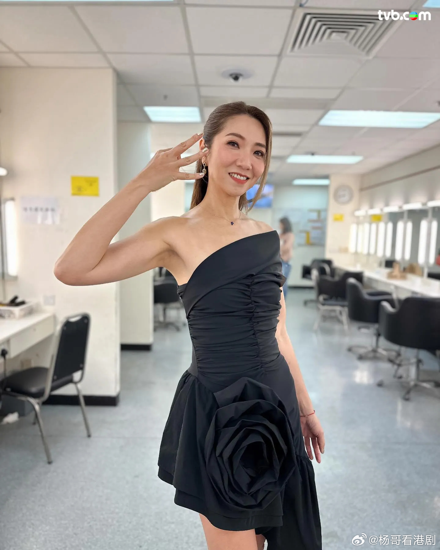 《愛‧回家之三代同糖》主演简介：唐曹嘉冰 - 叛逆追夢外婆（車婉婉飾）活得豁達的