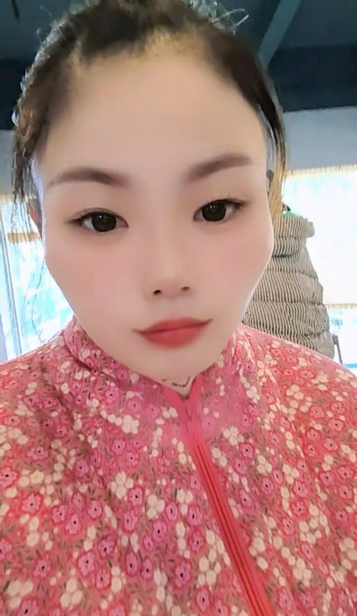 穿自己喜欢的衣服化精致的妆 从不在乎别人说好不好看 今天买了一件花棉袄试一下 努