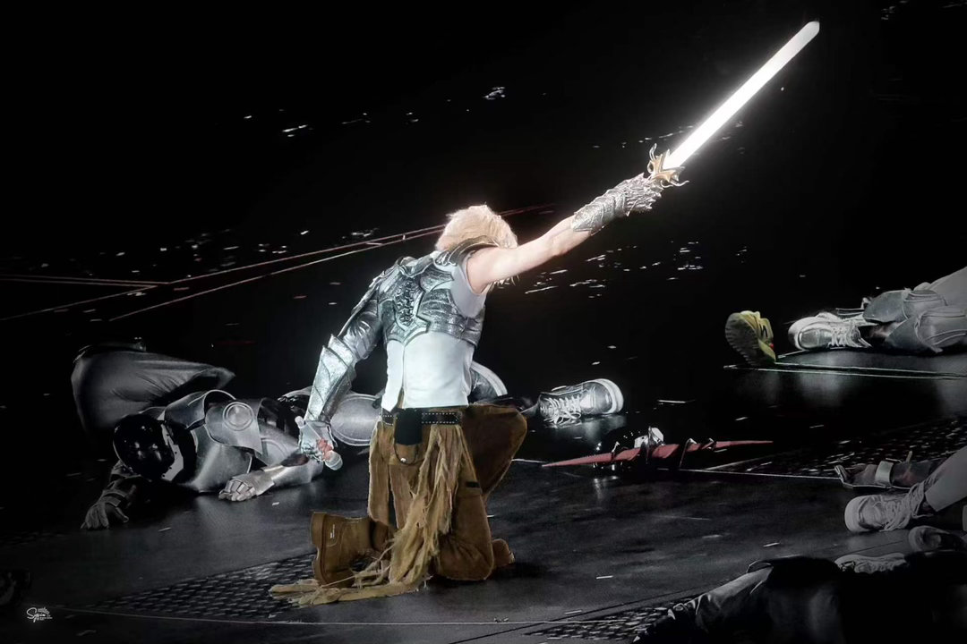 薛之谦就差坐我怀里唱了薛之谦准备这么大舞台大家都能看得到薛之谦真的拼尽全力在靠近