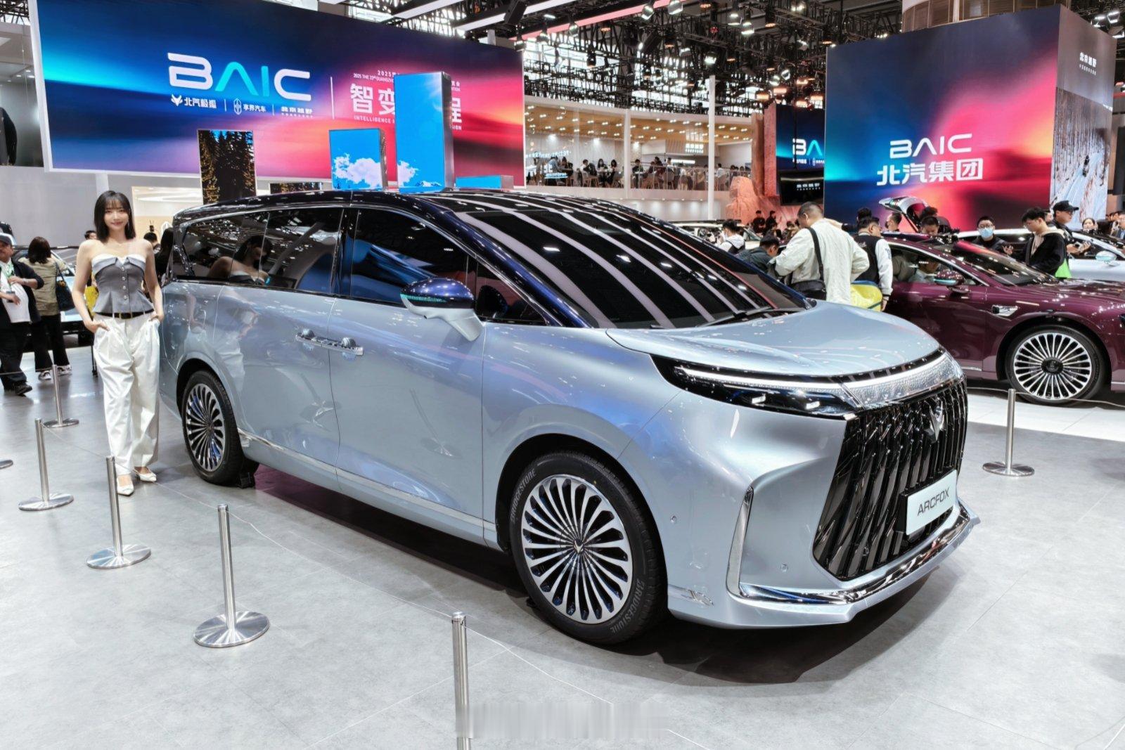 极狐首款三排座MPV车型（代号N80）首发亮相，车长5米3，轴距3米2，有纯电和