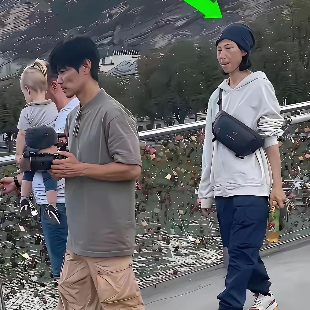 谁能认出
这是曾经惊艳众人的蔡少芬，
褪去精致包装后，苍老感实在太明显。

  