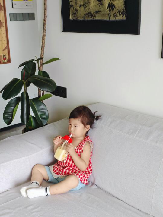 宝宝第一个吸管杯选它！解放双手+护颈神器