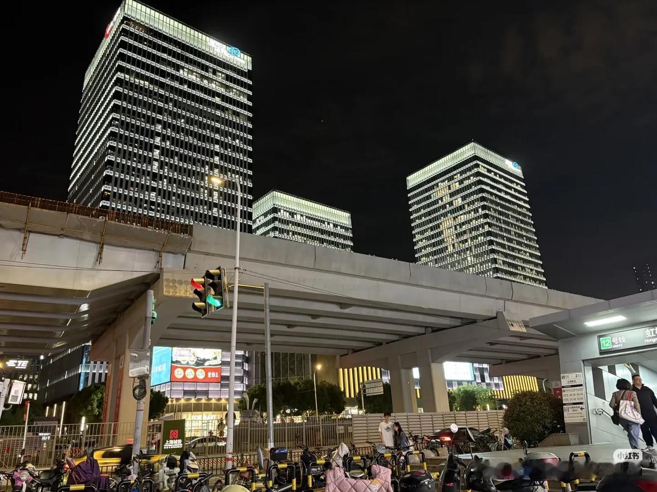 在这里上班的年薪都没有低于50万的

羡慕在这里上班的，工资很高，很体面，后悔选