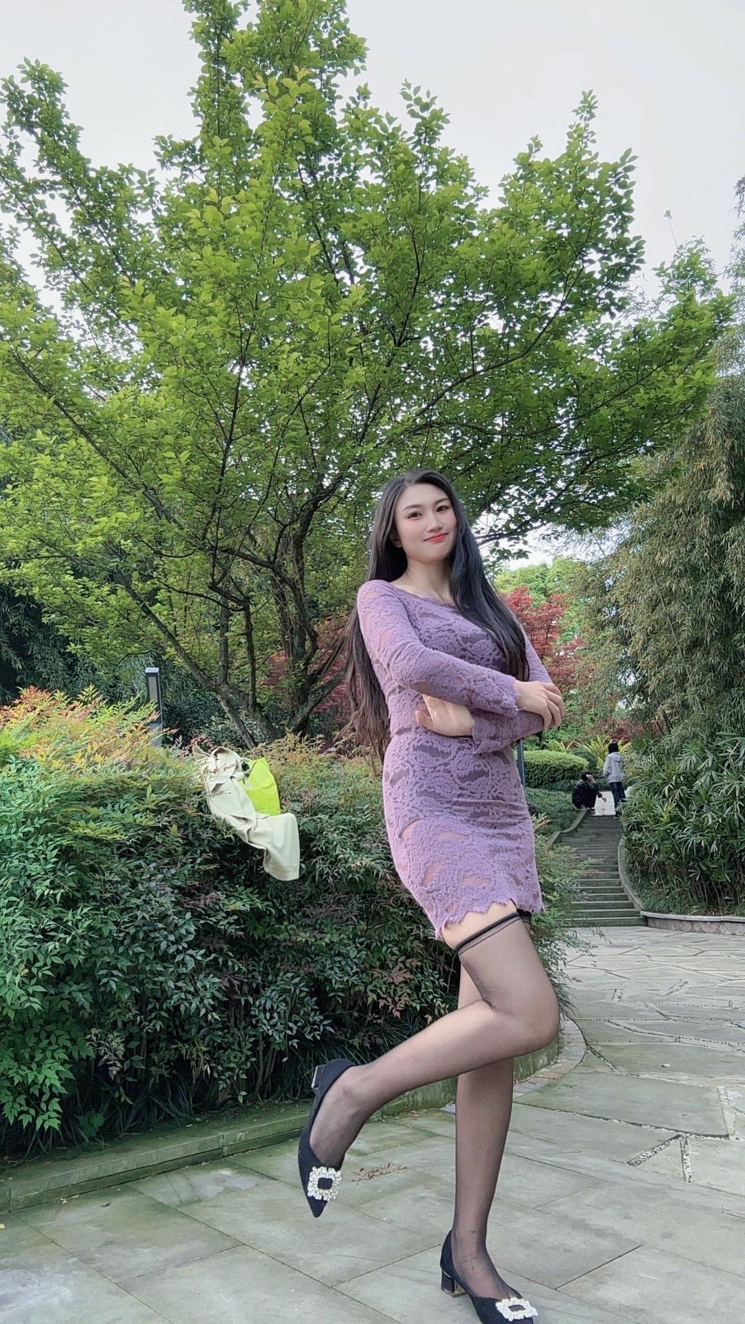 慢慢明白了 ，再瘦 、再漂亮 、再真心 、都不如遇到一个良心的人紫色连衣裙平底鞋