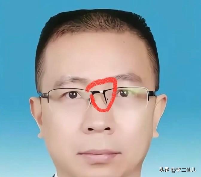 这么严谨的工作照
眼镜中间黑漆都掉色了都没舍得换
真没法把他和贪腐联系起来！
结