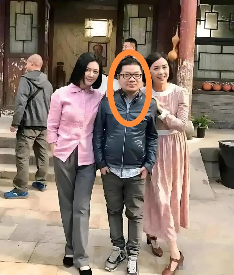 原来当初大美女关之琳和内地著名女星蒋雯丽与程青松站一起合影了，三人合影的整个画面