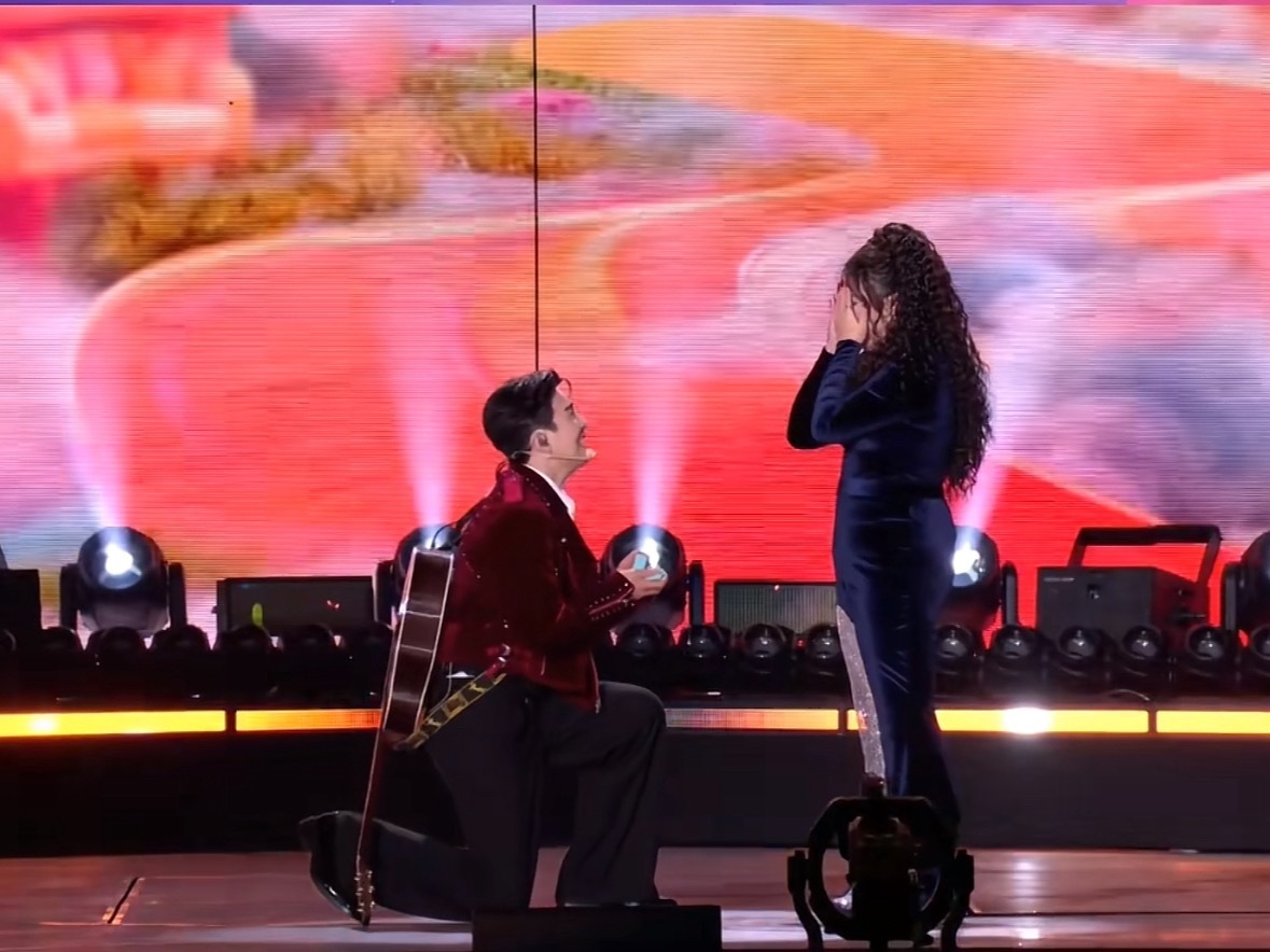 跨年夜最浪漫现场🈶 演员李川现场求爱锤娜丽莎，温馨现场再现蒂芙尼蓝，Tiffa