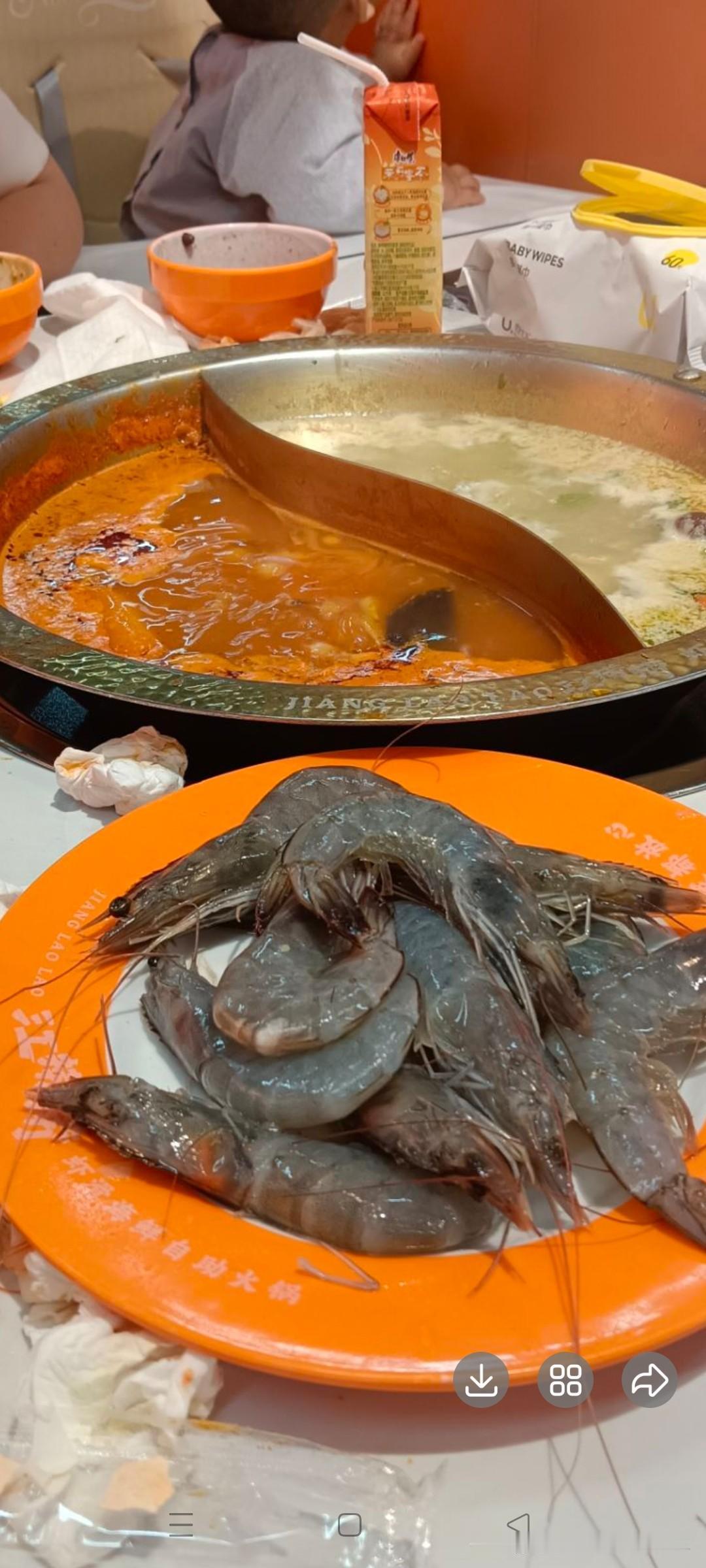 昨天，二儿子坚持说请我吃自助，这是我回老家两个多月以后他第三次说请我去外面吃。