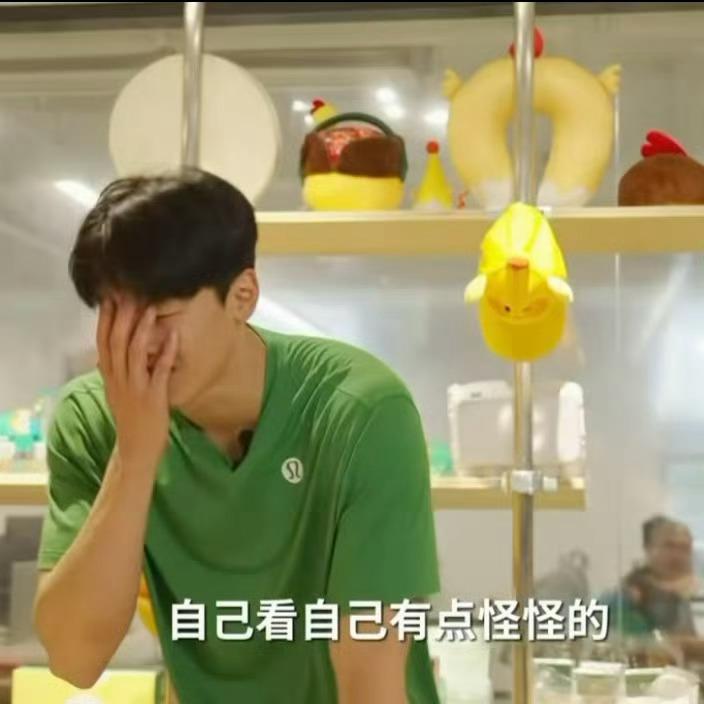 那窝宝宝今天在万象城岂不是看到这两张巨福大海报了，今天有没有害羞捂脸呢女孩