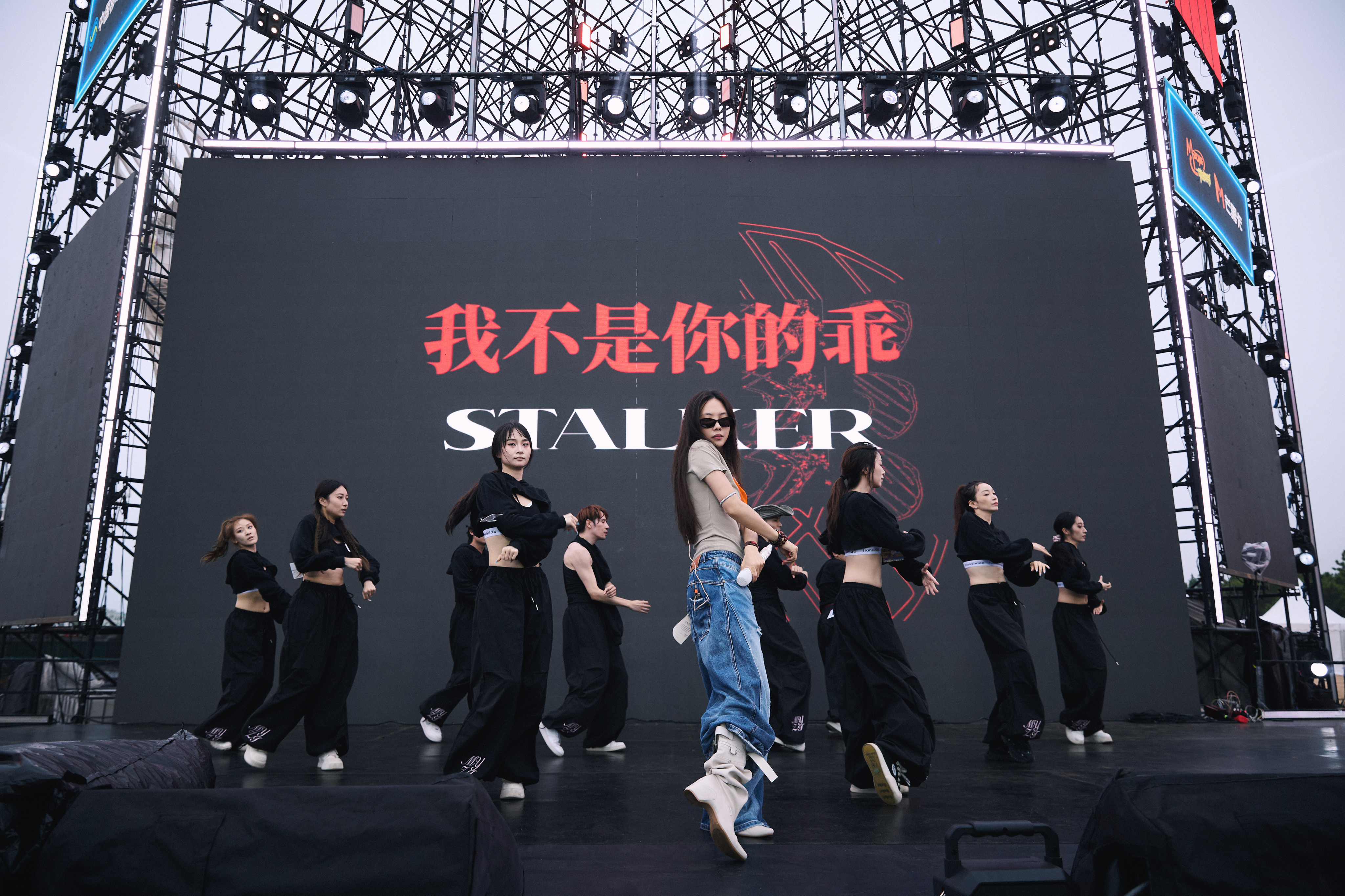 海风轻拂，音浪渐起！今晚跟一起在落日时分大声歌唱吧