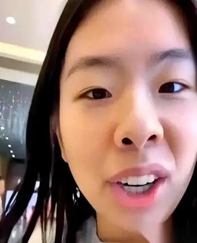 一个从美国来的亚裔姑娘，开了个直播，上来第一句话就把人问住了：“中国人怎么只会说