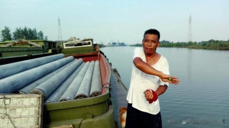 运海马斯火箭炮货船出现在解放军海报 12月30日中国海警局发布的海报《扼喉》可太