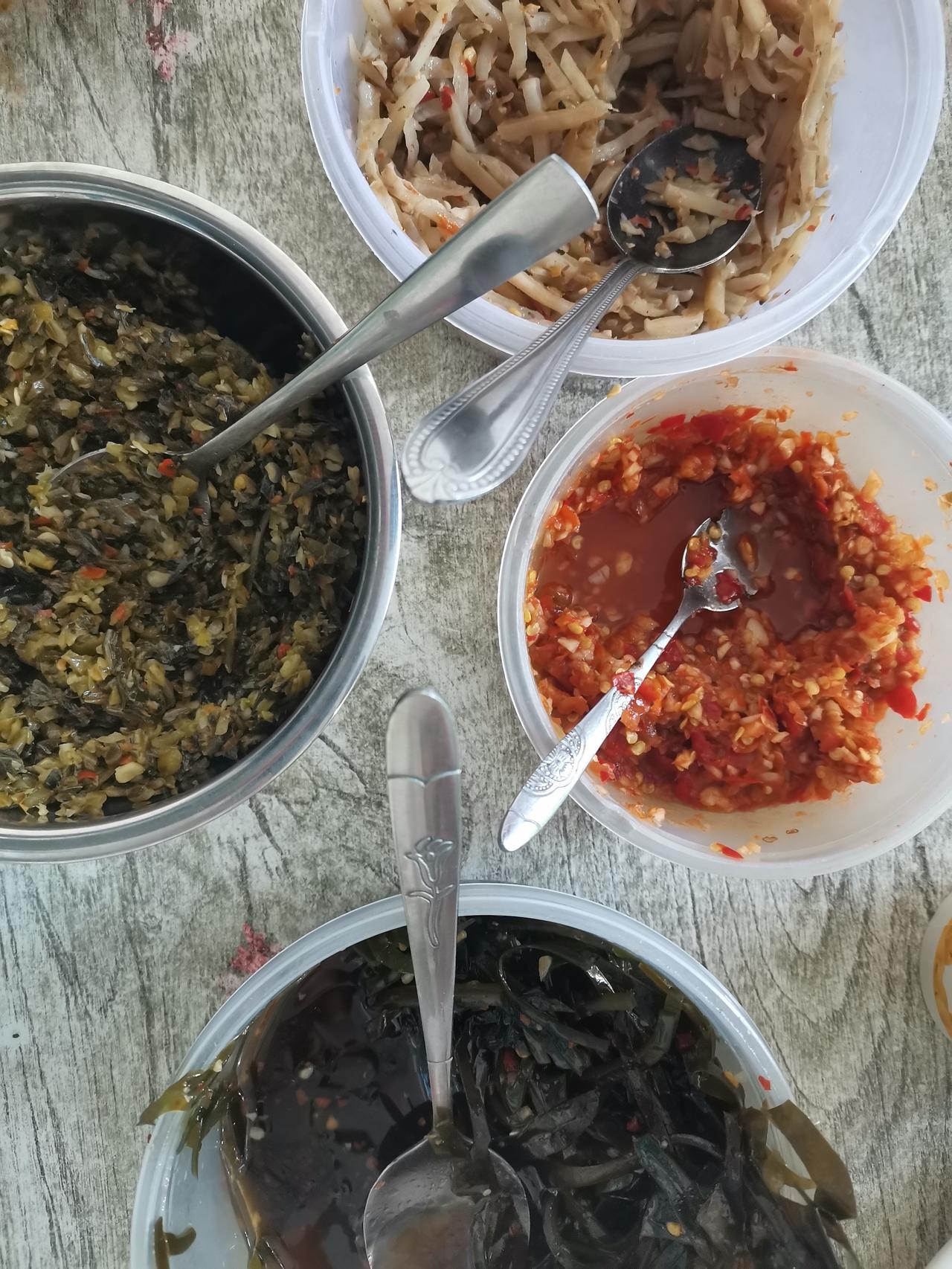 这四道菜成了学校食堂的怀念，自从师生同餐之后，就再也没有这些菜了。由于学生不吃辣