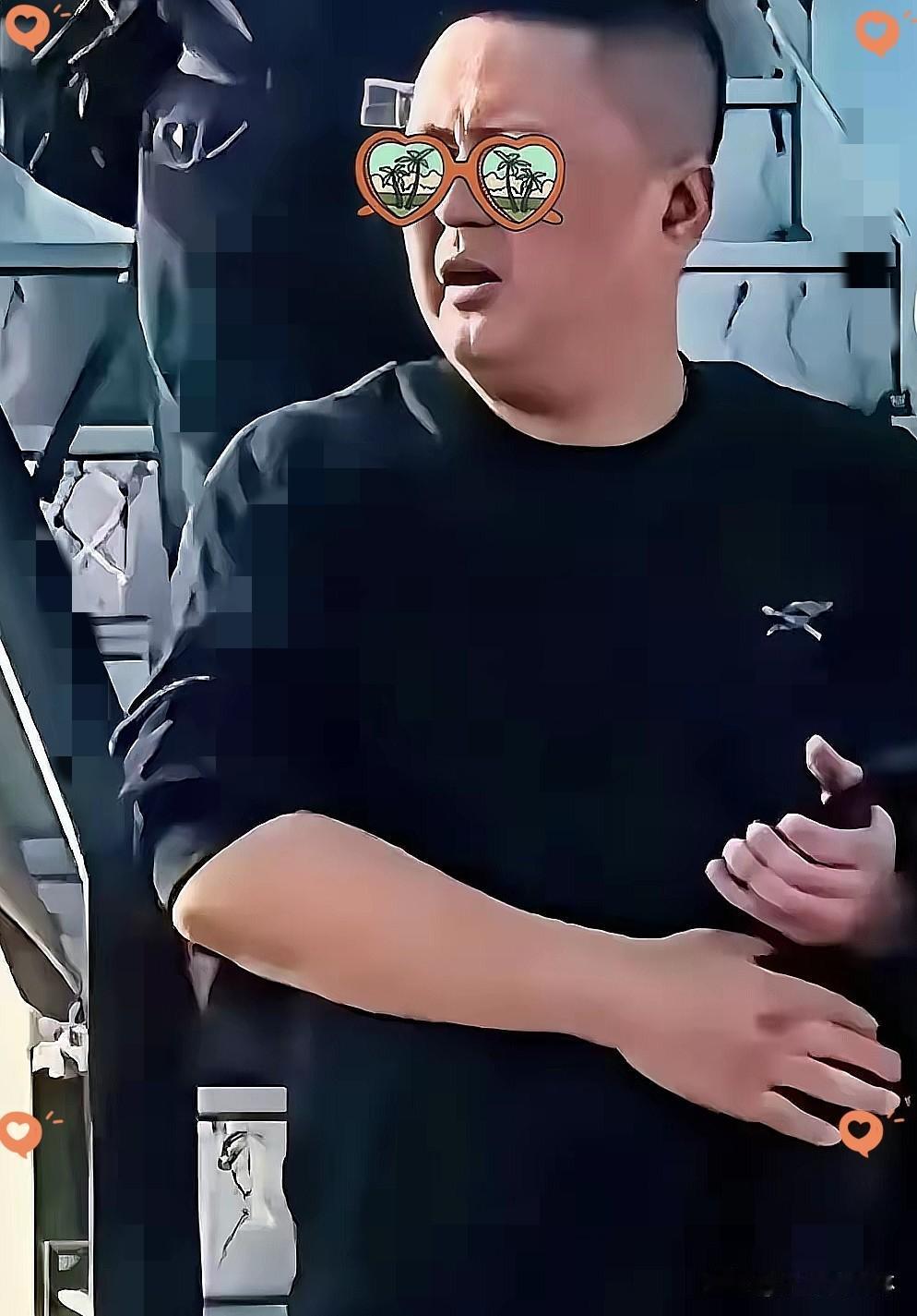 实在很难想象，看外表平平常常的欧某，居然会做出这种出格的事情。好在他任职的企业反