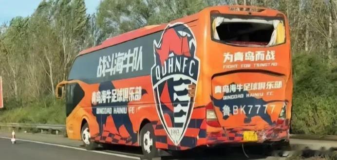 青岛海牛大巴遭遇交通事故

2026年10月1日，据热心网友发布的视频内容，中超