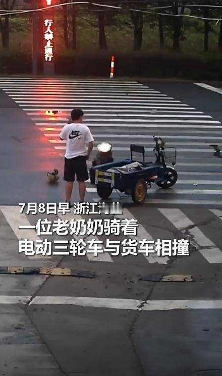 太险了！江苏徐州，一位老奶奶骑着电动三轮车收摊回家途中，不慎与一辆货车相撞。虽当