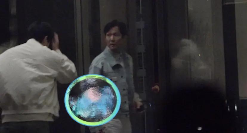 周冬雨郑雨盛李政宰深夜聚会 4月1日，有圈内狗仔透过社交平台曝光艺人周冬雨深夜会