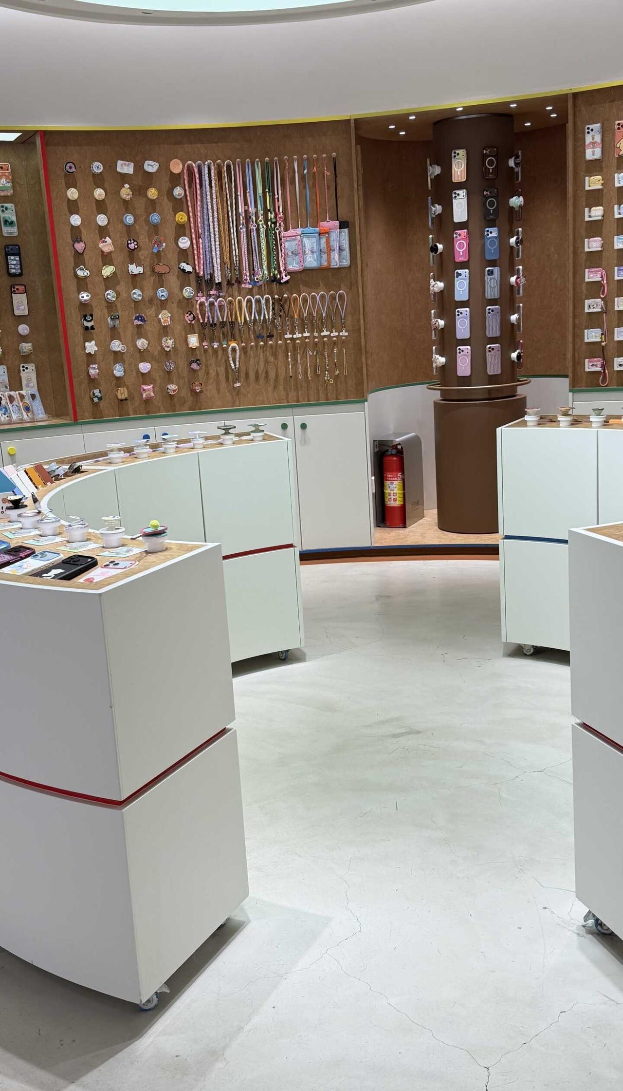 carecase
万象城新开的手机壳店care case一点都不输其他的品牌，店