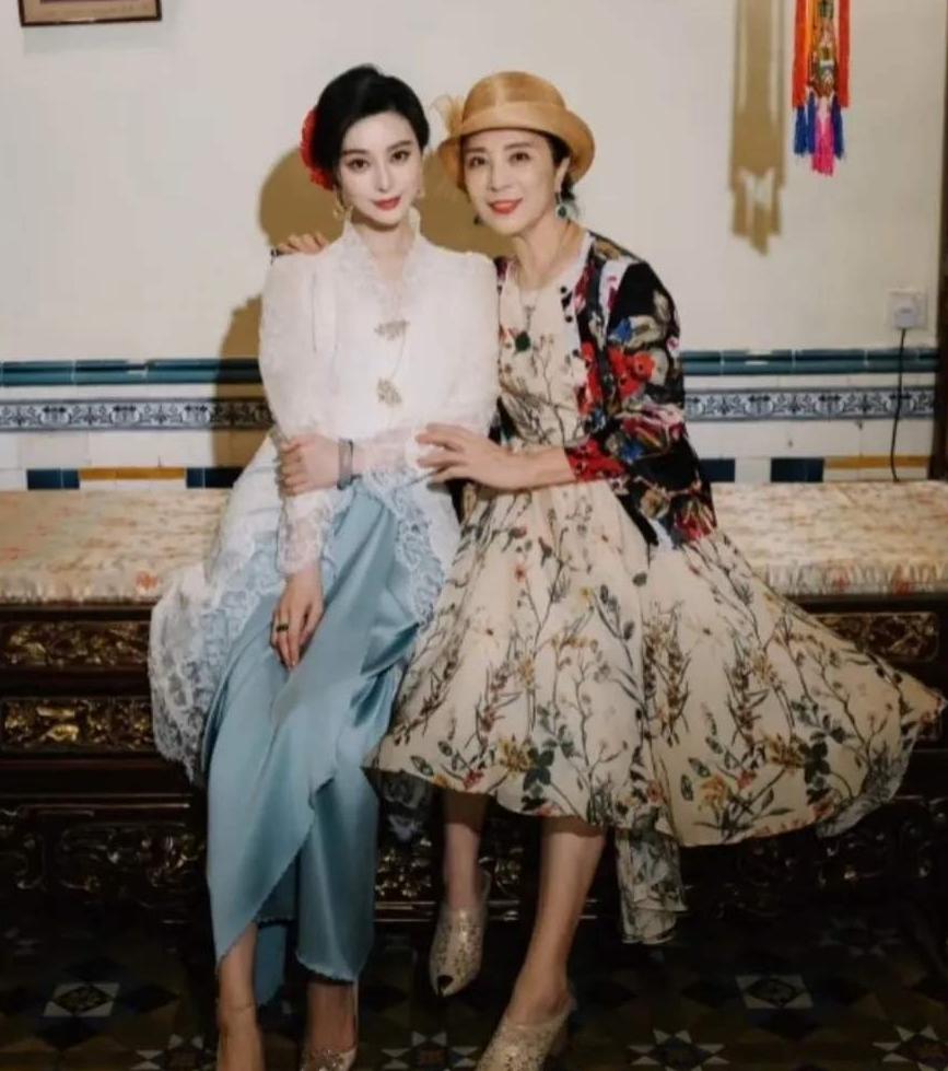 怪不得她这么美，原来她的妈妈也是这么的好看。