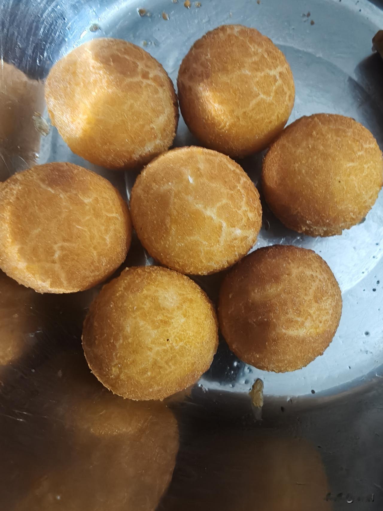 都来喽！
看看这这盘刚炸好的“小胖子”也太勾人了！圆滚滚的金黄外皮带着酥酥的裂纹