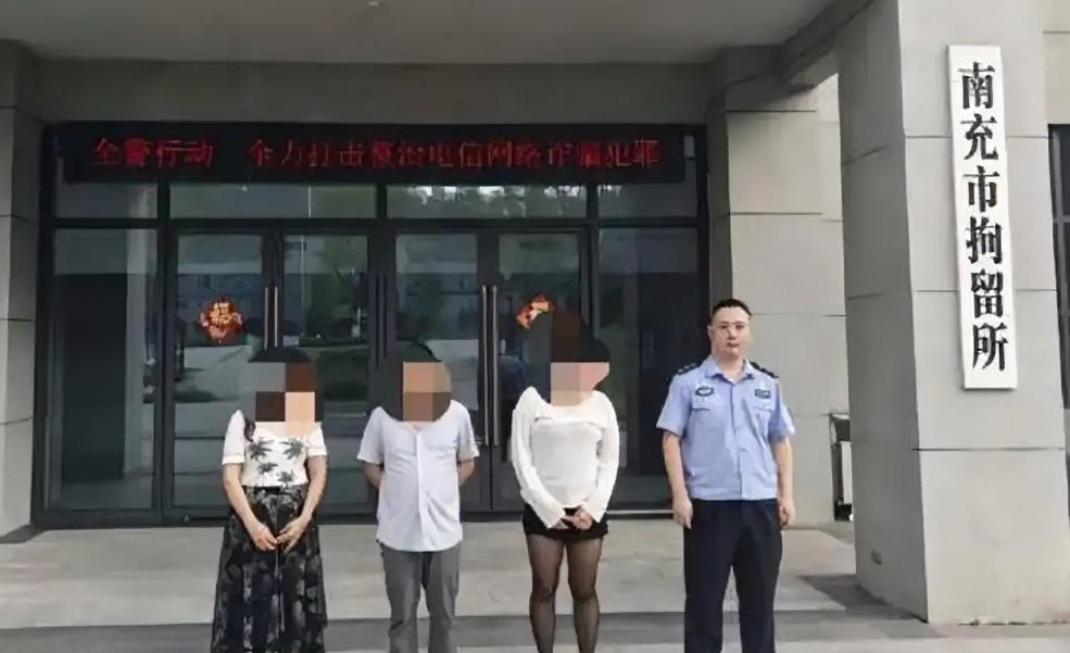 四川南充，一男子到足浴店点了一个漂亮的女技师，俩人到了秘密小屋后，就迫不及待进入