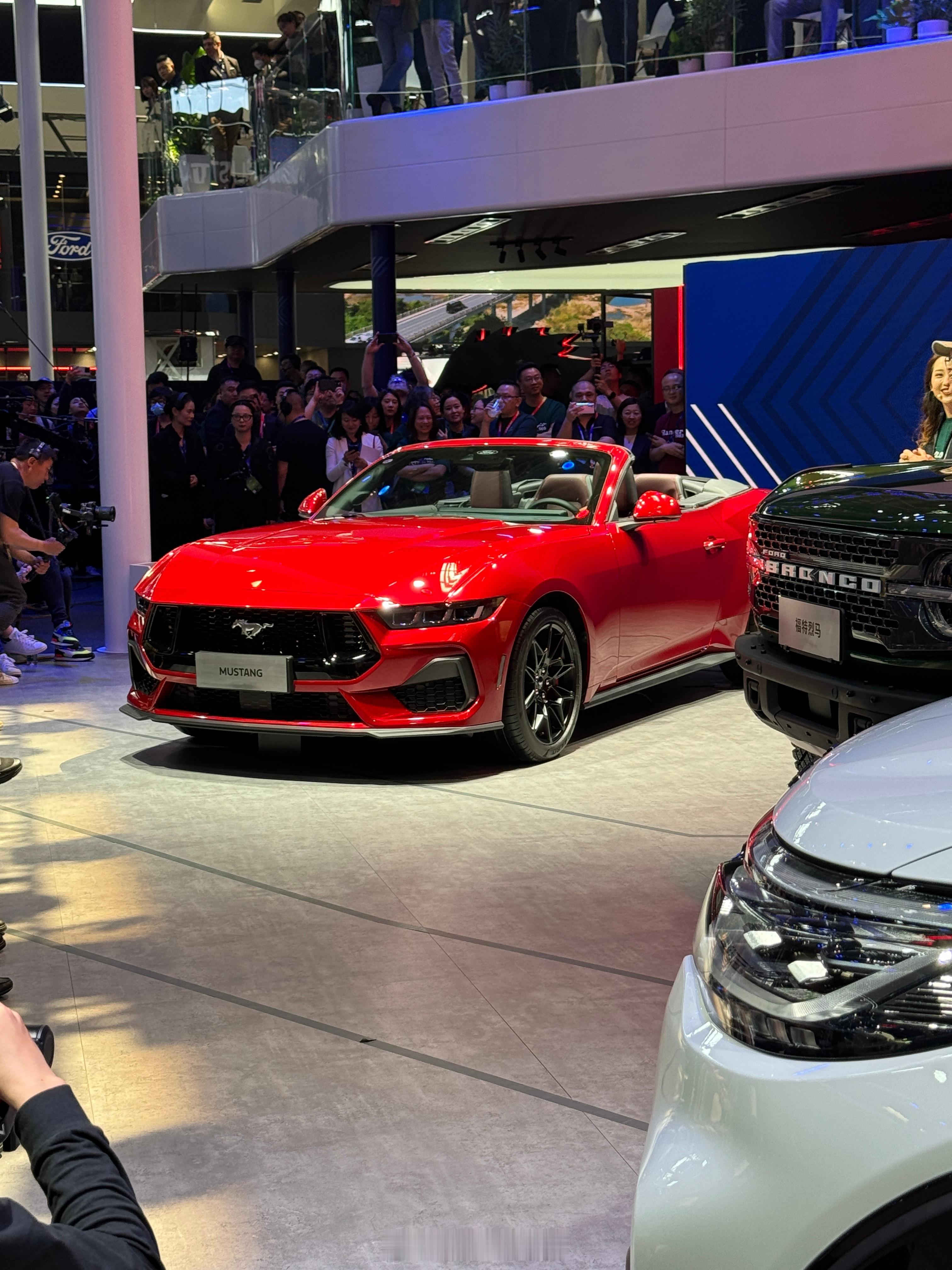 普通 2.3T和敞篷 Mustang 来了[嘻嘻]大家猜一猜价格吧 ​​​