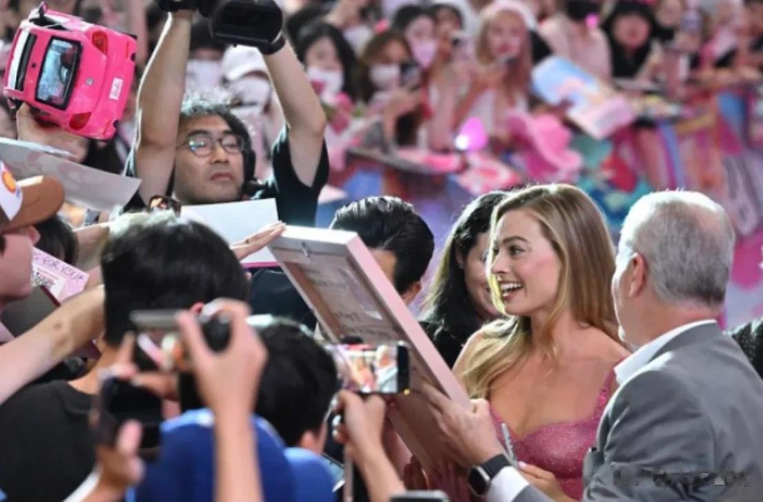 越南政府近日禁止发行美国电影公司摄制的“芭比娃娃”真人大电影，原因是片中出现一张