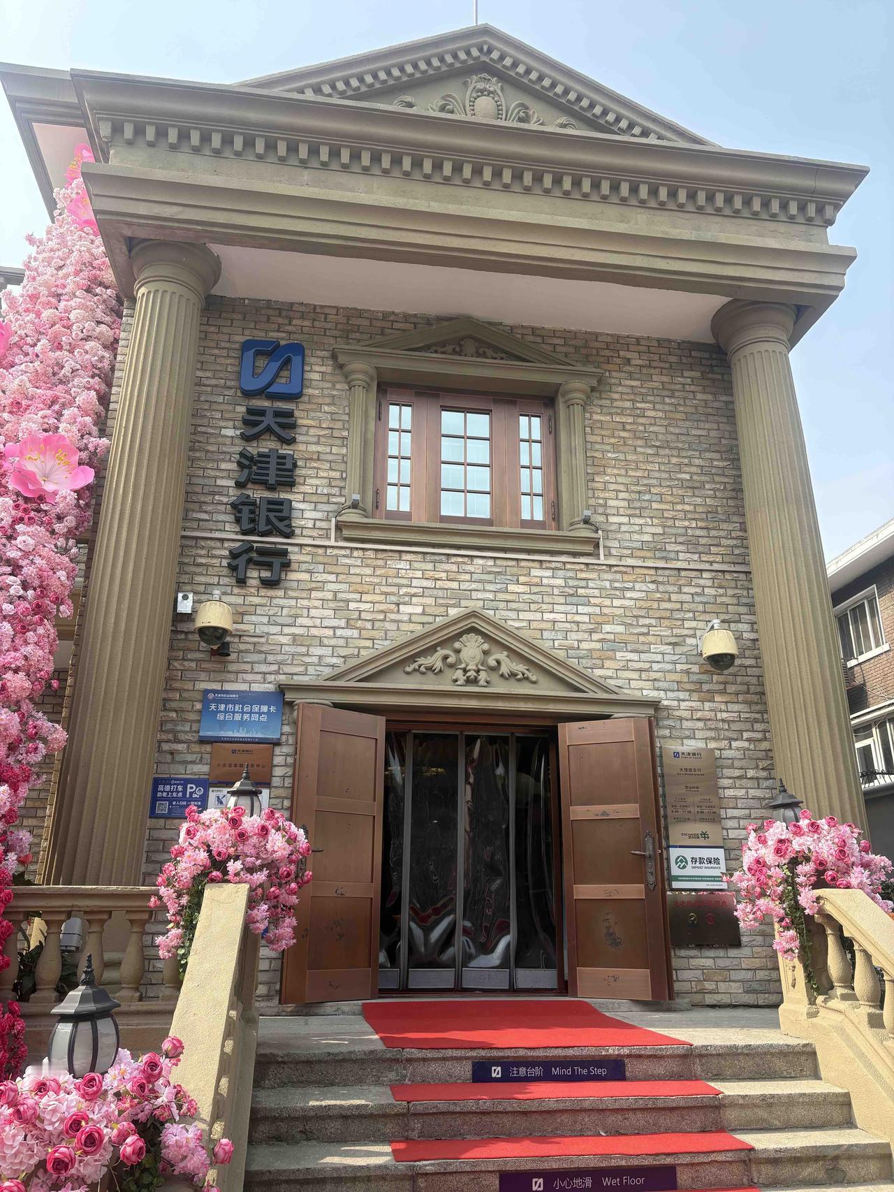 中午下班时，李姐老公打来电话，叫我等他一会。

一会他骑电瓶车过来，给我一盒新炸