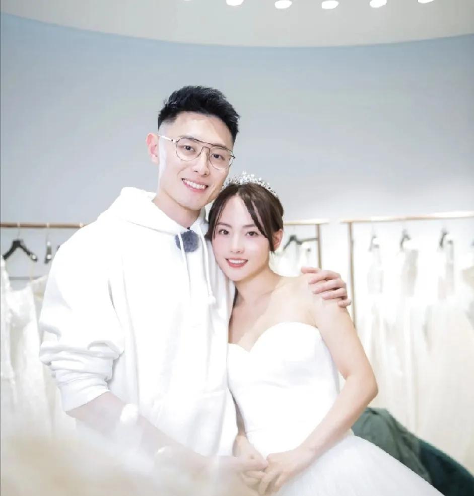 别信什么天长地久，碰瓷的事都能变成童话。
人家最开始是为了离个合影，哪想到拨了