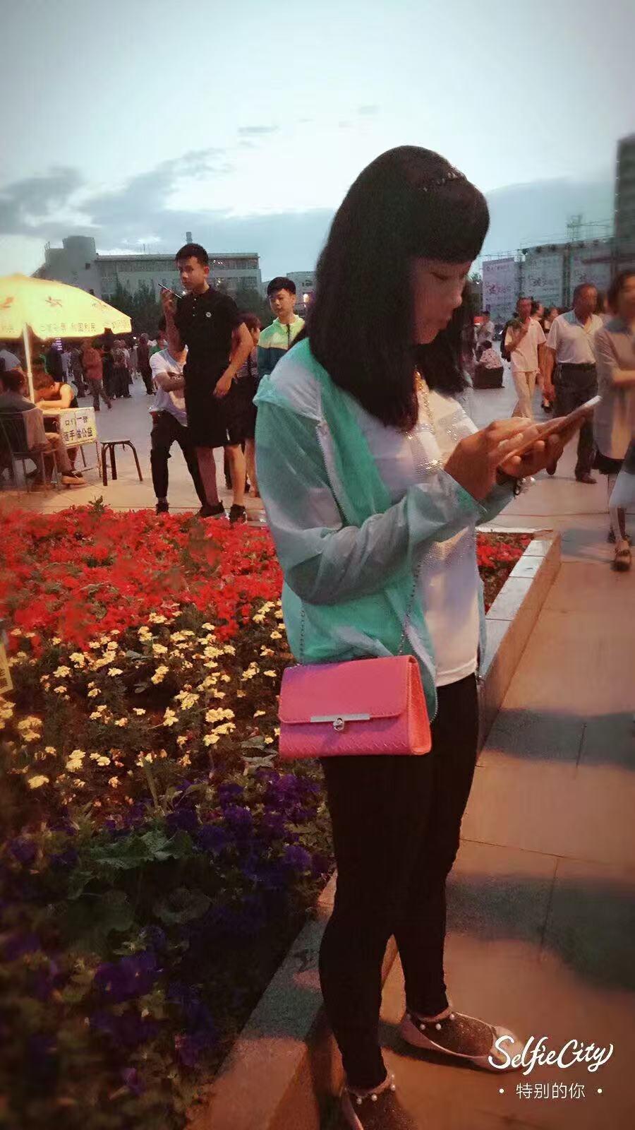 今天是继女生日
可是我高兴不起来
因为我的儿子昨天惹祸
被他爸爸教育受委屈了
我