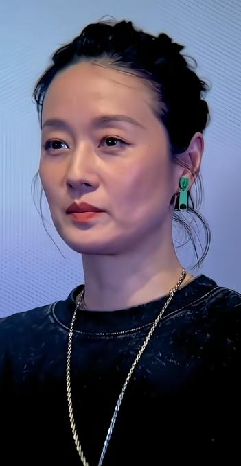 马伊琍肉眼可见的老了。皮肤松弛了，化了妆也不漂亮了。给人感觉就是一个五十多岁的样