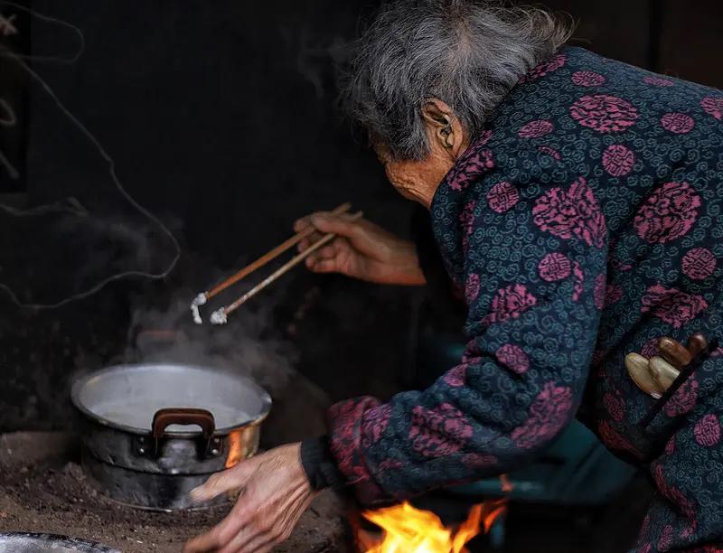 3月7日报道，浙江台州，102岁阿婆长睡秘诀：1天睡15个小时 ，每顿必啃猪蹄、
