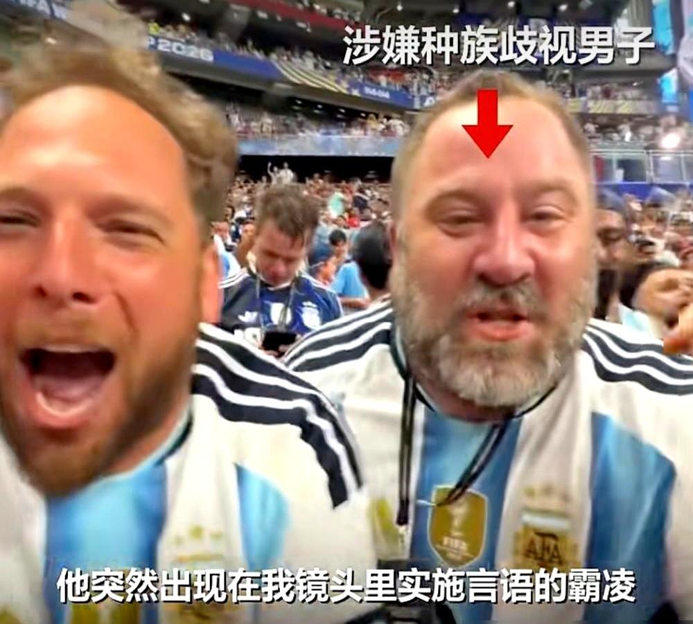 球场上最丑陋的犯规，跟比分没半点关系。

知名博主朱一旦，一身西装革履，出现在美