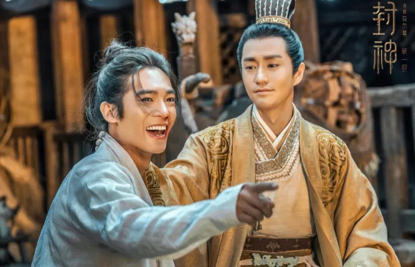 谁能懂我看到这张海报时的震撼
弟弟满是喜悦，哥哥却知道这是八年来和弟弟第一次也是