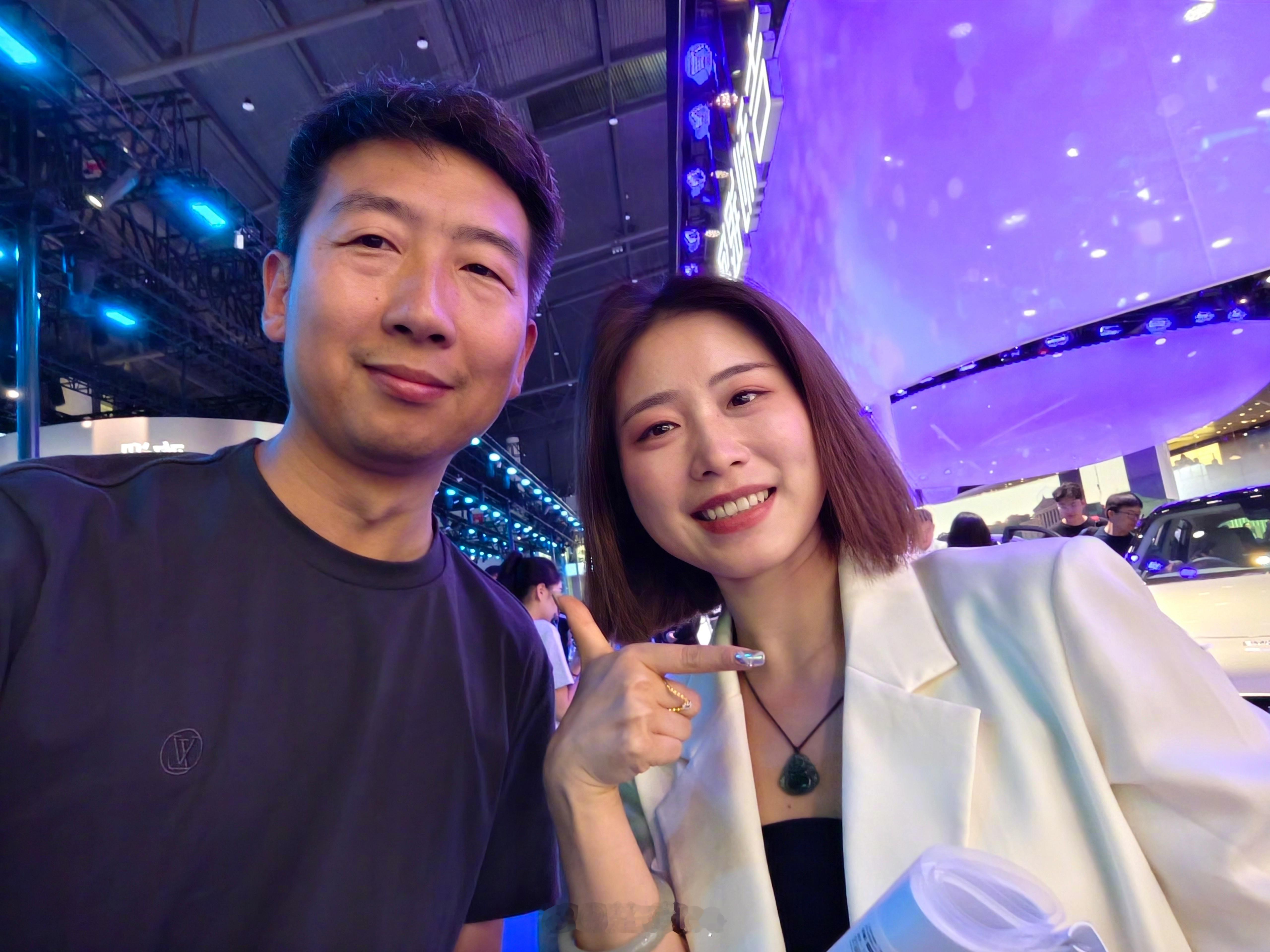 成都车展认识了一位明星小姐姐 