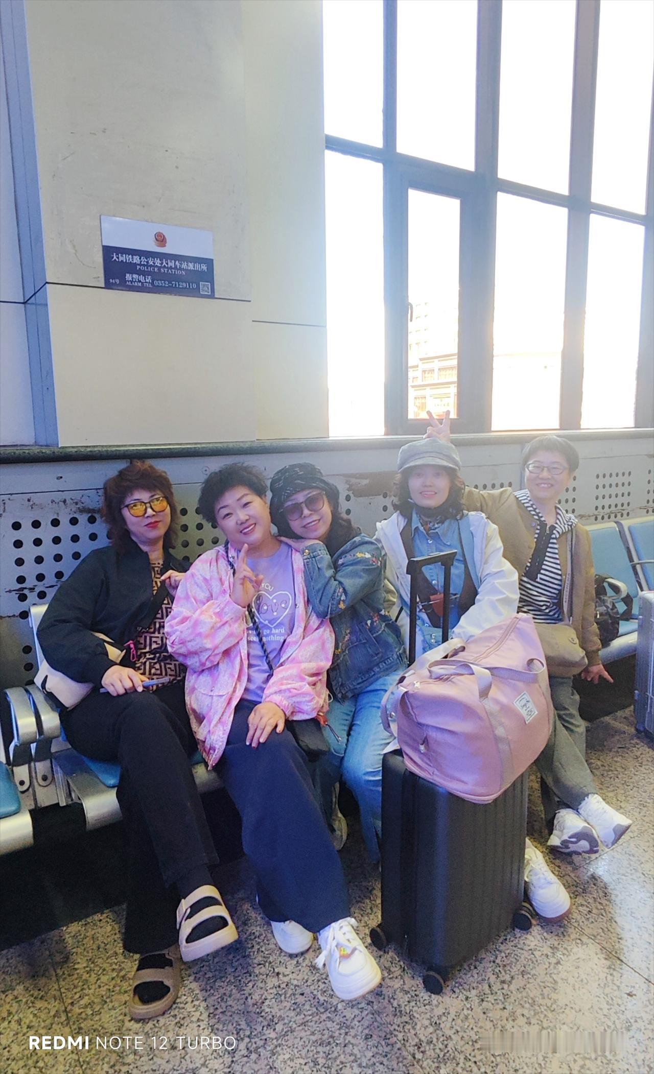 今天，我们6个人的浙南游，出发了！
乘坐的是大同到杭州的绿皮车，下铺车票才398