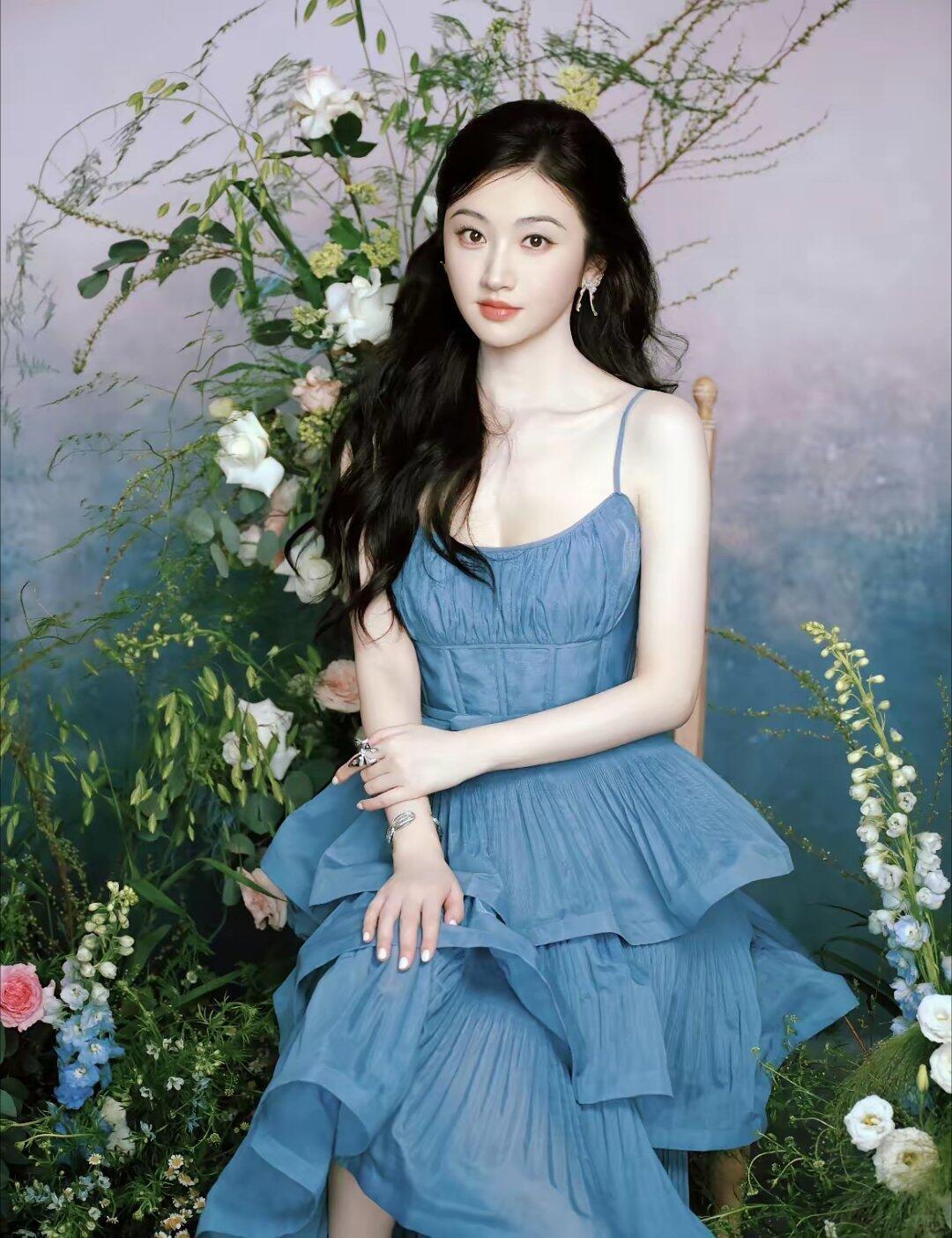 喜欢景甜吗？景甜长相温婉大气，气质很舒服，演技和作品也有不少亮点，很多人都挺喜欢