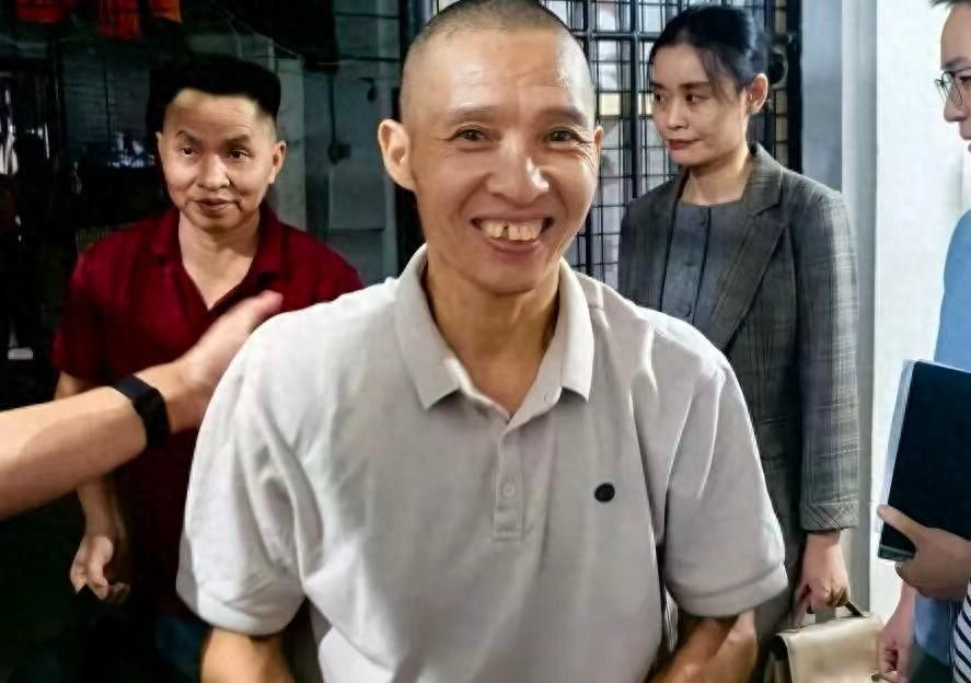 菲草率放人妄图抹平恶行？中资钢厂69名国人遭双标抓捕，一人狱中离世，我驻菲大使强