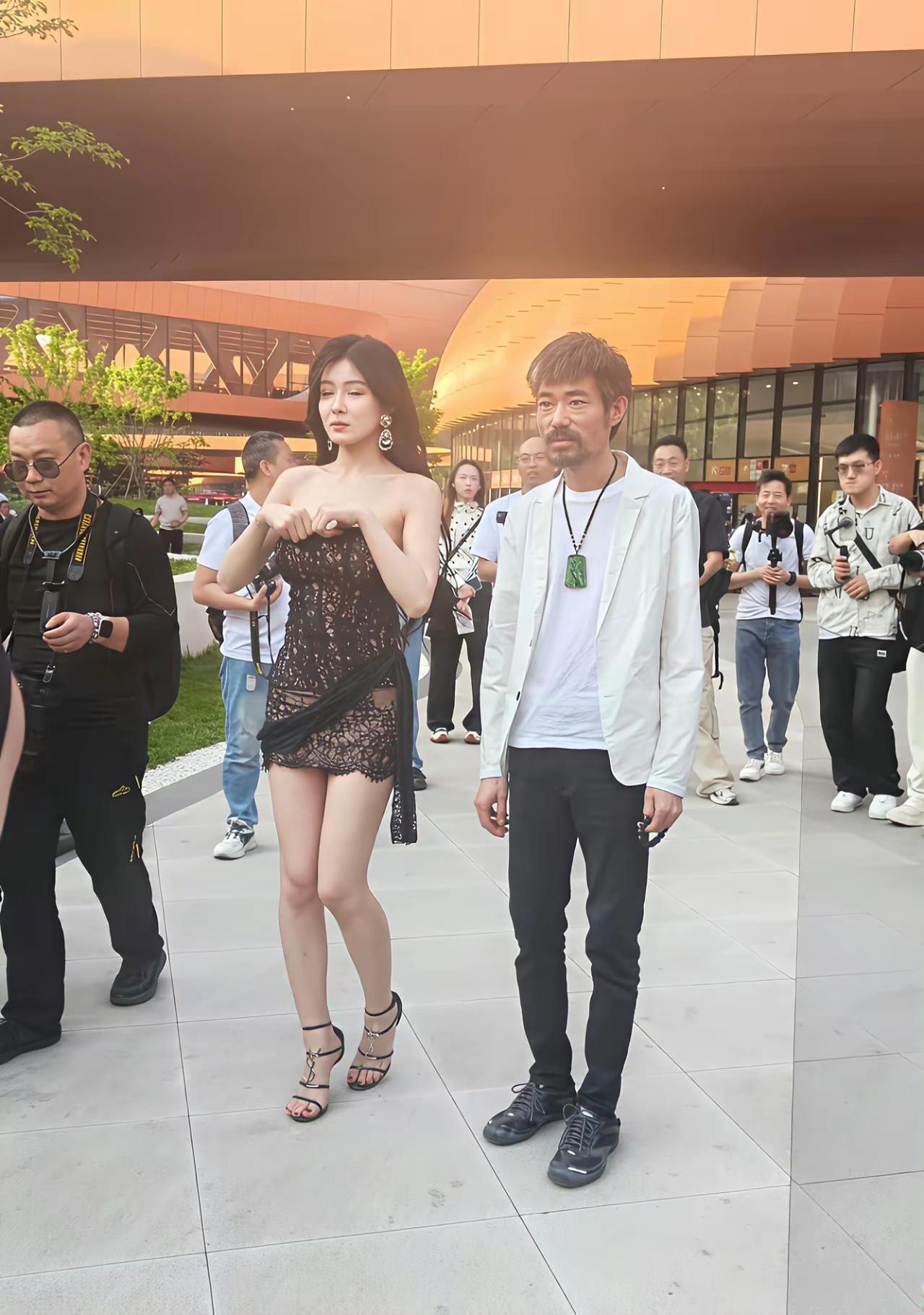他到底是谁，是和平饭店的老板，还是巴黎世家的少爷，或者是隐形大佬的公子哥，每次大