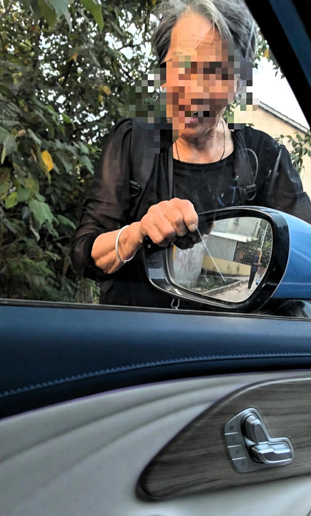 89岁奶奶攥着衣角的样子，才懂长辈的“舍不得”从来不是唠叨！
陕西安康那位白发奶